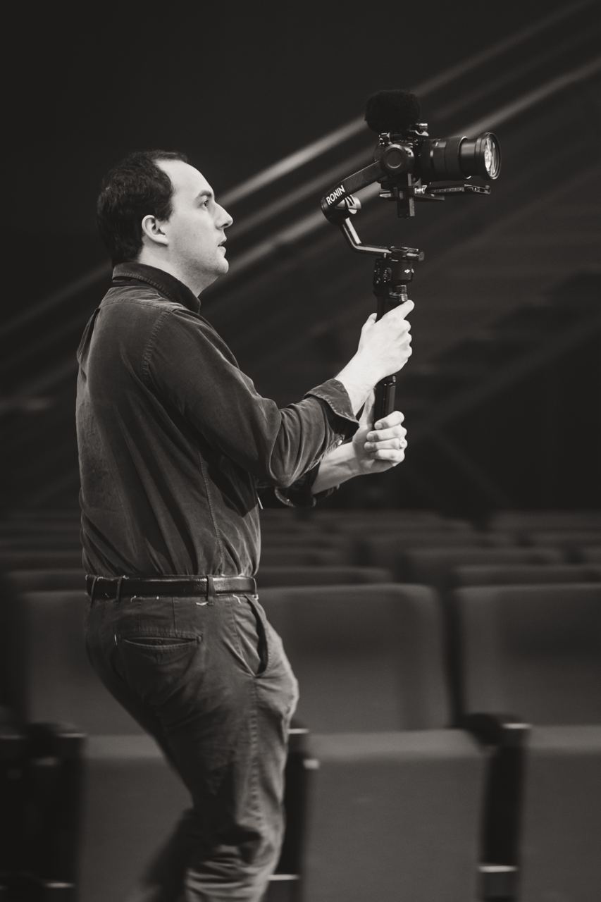 Louis-Evrard Quilliard, vidéaste indépendant en Vendée, en tournage avec un gimbal